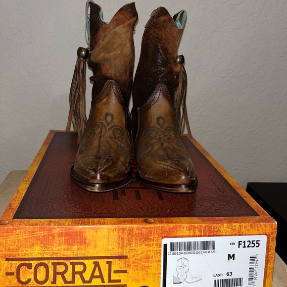 Corral Almond Lamb zipper & Fringe A, size 6.5F never worn - Picture 2 of 6